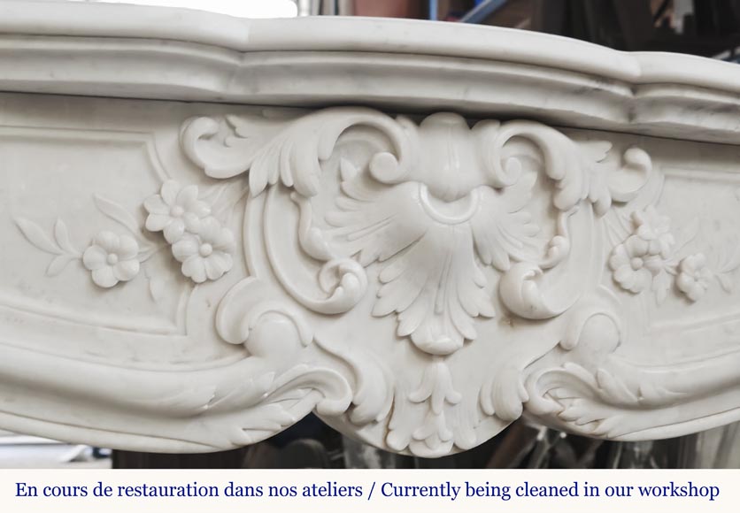 Cheminée de style Louis XV en marbre de Carrare à palmette fleurie-2