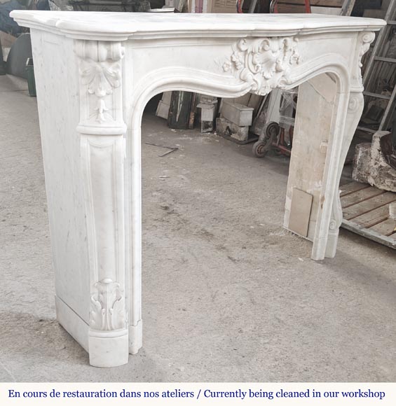 Cheminée de style Louis XV en marbre de Carrare à palmette fleurie-4