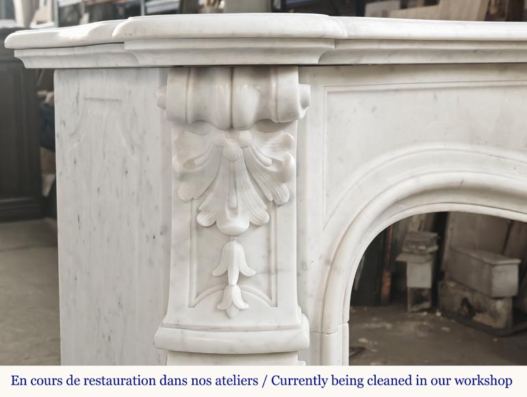 Cheminée de style Louis XV en marbre de Carrare à palmette fleurie-5
