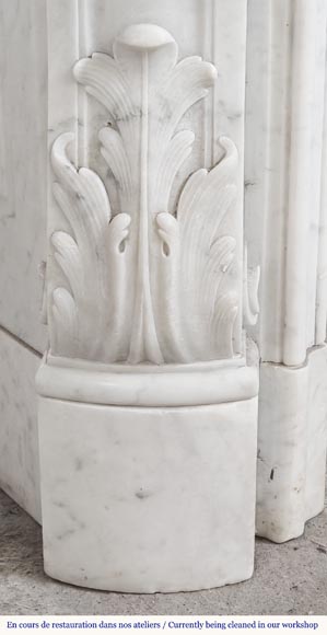 Cheminée de style Louis XV en marbre de Carrare à palmette fleurie-6