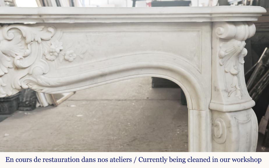 Cheminée de style Louis XV en marbre de Carrare à palmette fleurie-8