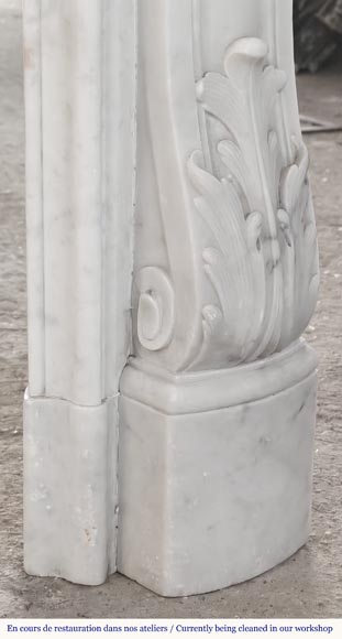 Cheminée de style Louis XV en marbre de Carrare à palmette fleurie-9
