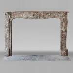 Cheminée d'époque Louis XV en Rouge Royal, décorée d'une palmette
