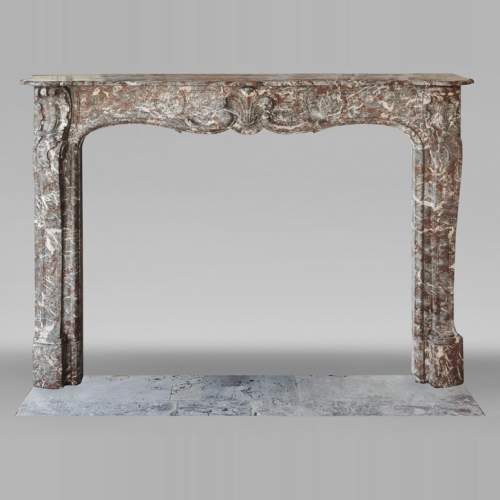 Cheminée d'époque Louis XV en Rouge Royal, décorée d'une palmette