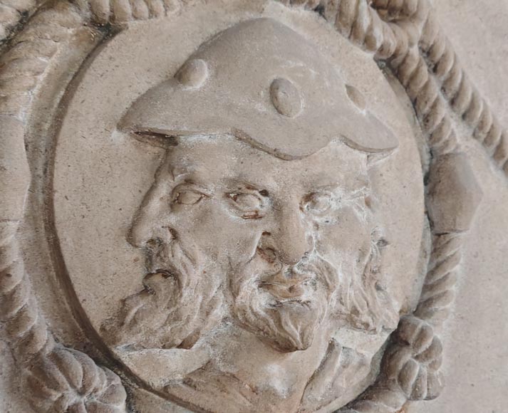  Cheminée en pierre sculptée à décor de masque à trois visages-1