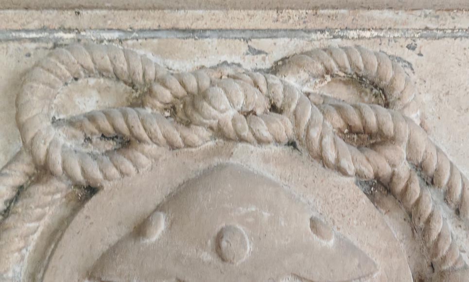  Cheminée en pierre sculptée à décor de masque à trois visages-3