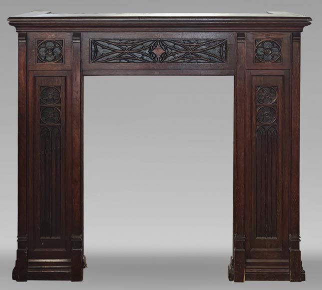 Cheminée de style Néogothique à décor de plis de serviette, en bois de chêne-0