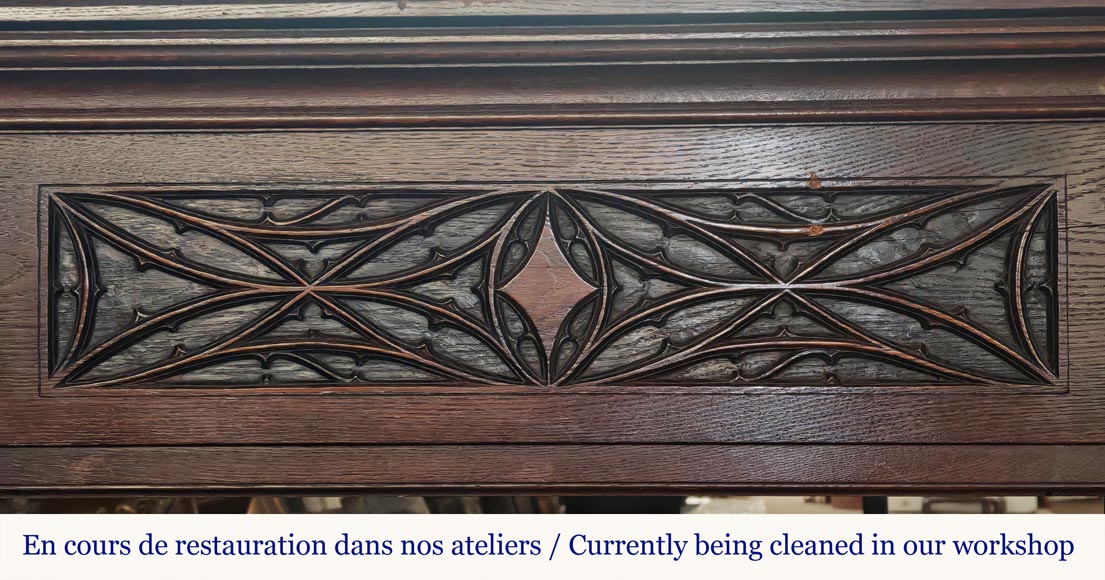 Cheminée de style Néogothique à décor de plis de serviette, en bois de chêne-1