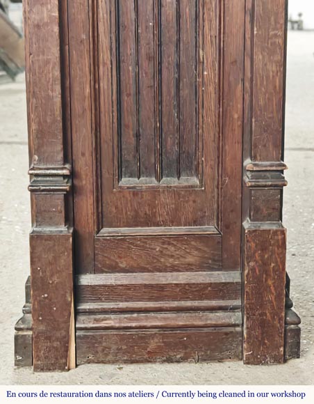 Cheminée de style Néogothique à décor de plis de serviette, en bois de chêne-7