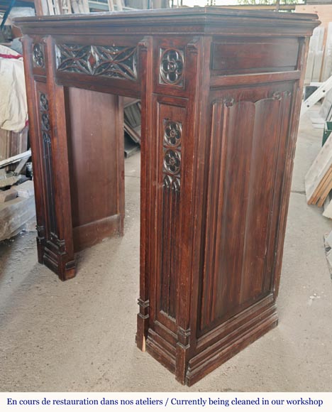 Cheminée de style Néogothique à décor de plis de serviette, en bois de chêne-8