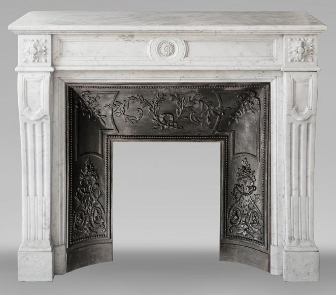 Cheminée de style Louis XVI en marbre de Carrare, décorée d'une fleur-0