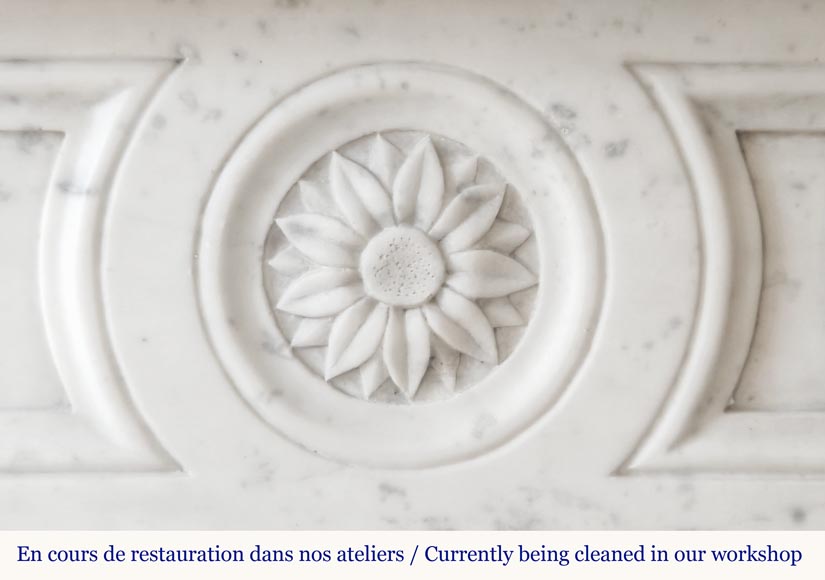 Cheminée de style Louis XVI en marbre de Carrare, décorée d'une fleur-1