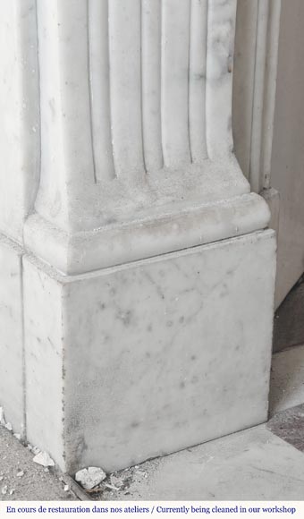 Cheminée de style Louis XVI en marbre de Carrare, décorée d'une fleur-4