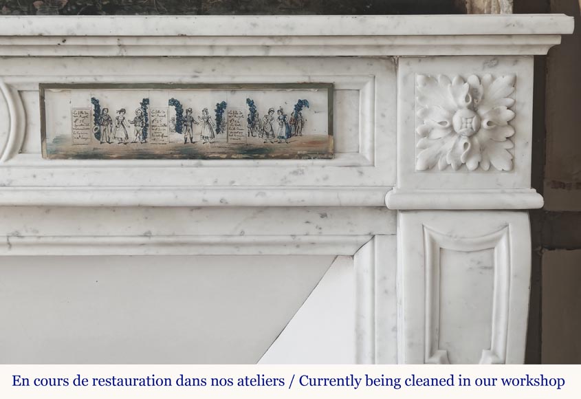 Cheminée de style Louis XVI en marbre de Carrare, décorée d'une fleur-6