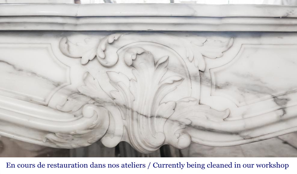 Cheminée de style Louis XV à la jolie palmette asymétrique, en marbre Arabescato-1