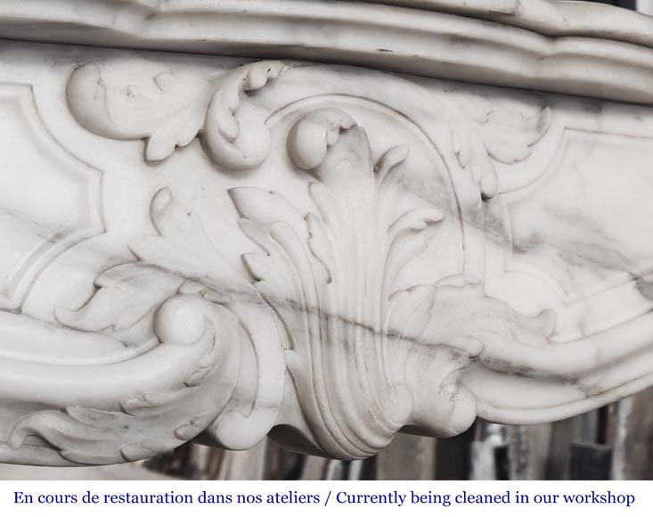 Cheminée de style Louis XV à la jolie palmette asymétrique, en marbre Arabescato-2