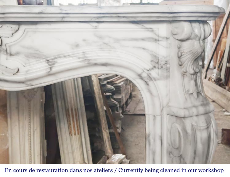 Cheminée de style Louis XV à la jolie palmette asymétrique, en marbre Arabescato-7