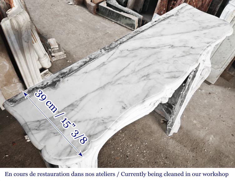 Cheminée de style Louis XV à la jolie palmette asymétrique, en marbre Arabescato-9