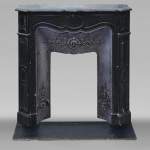 Petite cheminée de style Louis XV modèle Pompadour en marbre noir moucheté