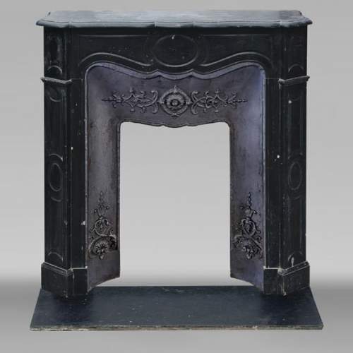 Petite cheminée de style Louis XV modèle Pompadour en marbre noir moucheté
