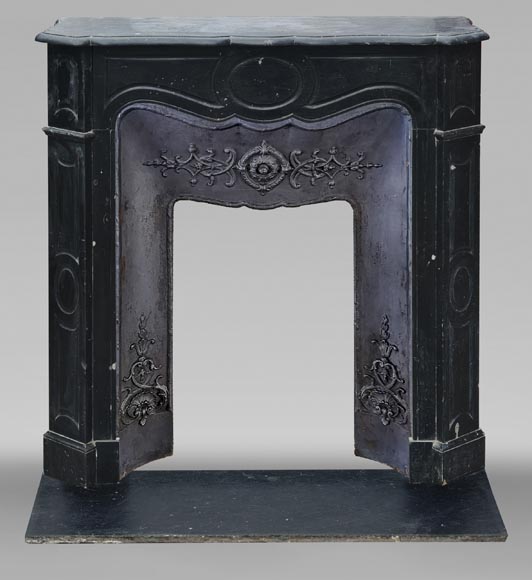 Petite cheminée de style Louis XV modèle Pompadour en marbre noir moucheté-0