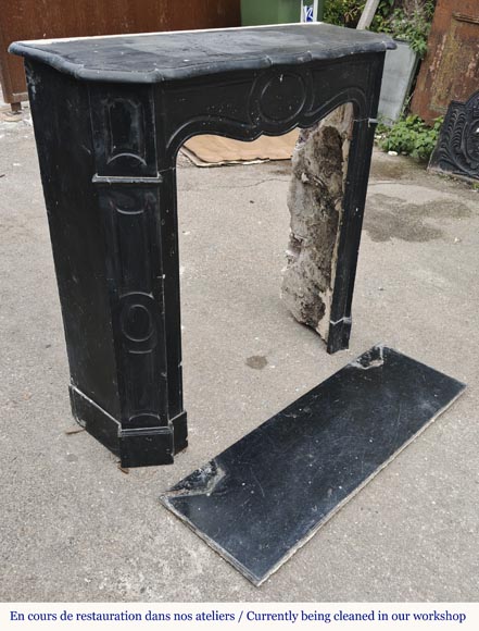Petite cheminée de style Louis XV modèle Pompadour en marbre noir moucheté-2