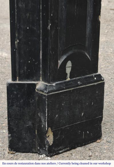 Petite cheminée de style Louis XV modèle Pompadour en marbre noir moucheté-7