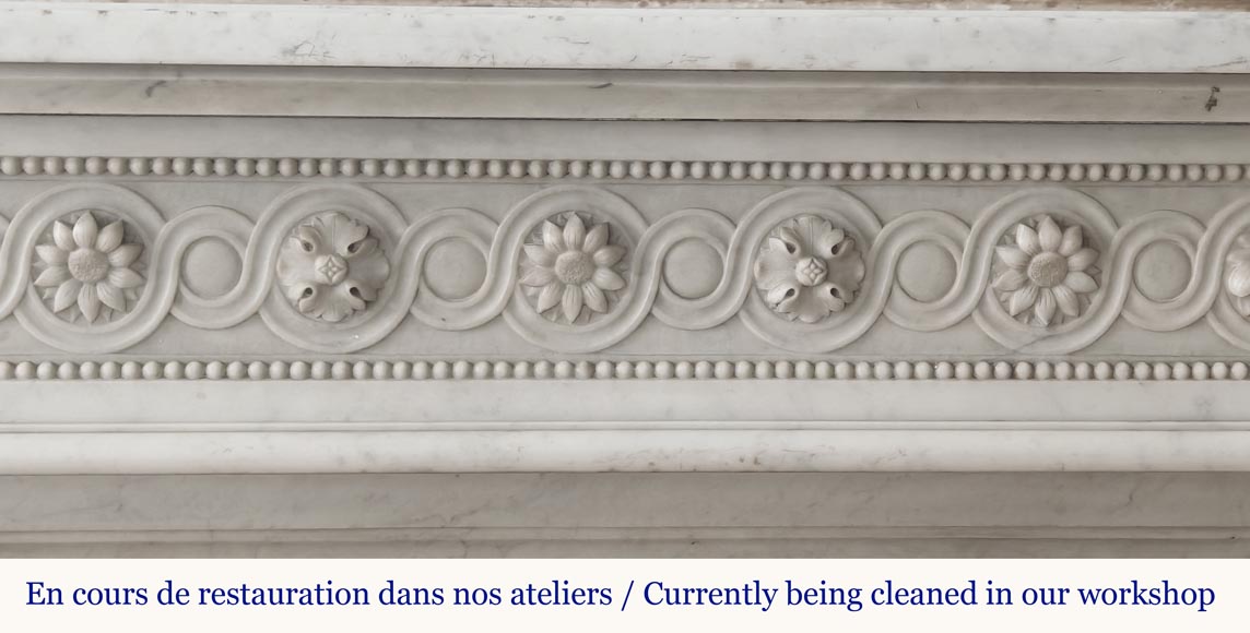 Cheminée de style Louis XVI en marbre de Carrare, à décor de perles et de macarons-1