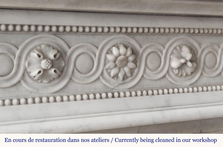 Cheminée de style Louis XVI en marbre de Carrare, à décor de perles et de macarons-2