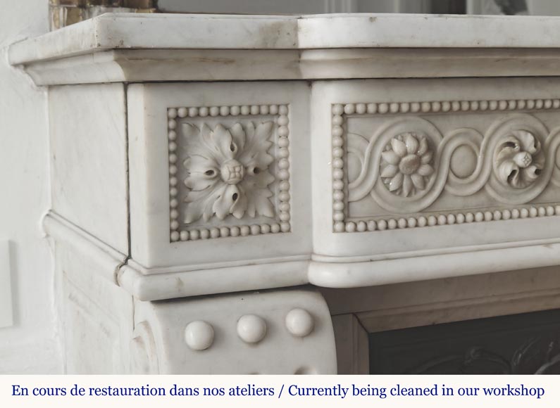 Cheminée de style Louis XVI en marbre de Carrare, à décor de perles et de macarons-4