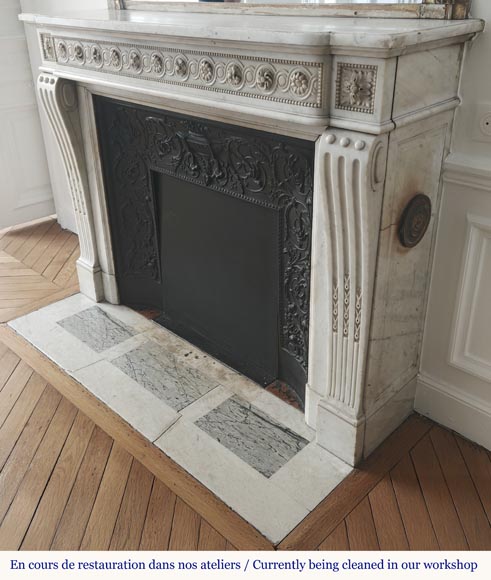 Cheminée de style Louis XVI en marbre de Carrare, à décor de perles et de macarons-7