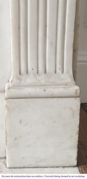 Cheminée de style Louis XVI en marbre de Carrare, à décor de perles et de macarons-9