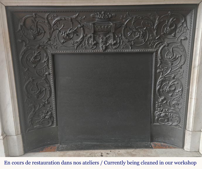 Cheminée de style Louis XVI en marbre de Carrare, à décor de perles et de macarons-10