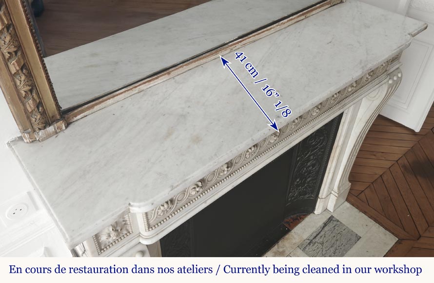 Cheminée de style Louis XVI en marbre de Carrare, à décor de perles et de macarons-11