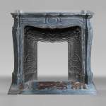 Cheminée de style Louis XV modèle Pompadour, en marbre bleu Turquin