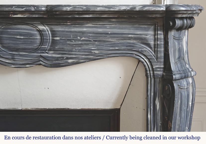 Cheminée de style Louis XV modèle Pompadour, en marbre bleu Turquin-6