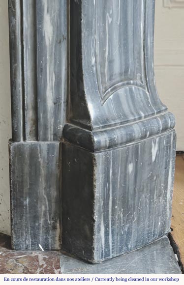 Cheminée de style Louis XV modèle Pompadour, en marbre bleu Turquin-7
