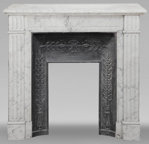 Cheminée de style Louis XVI mouluré, en marbre Arabescato-0