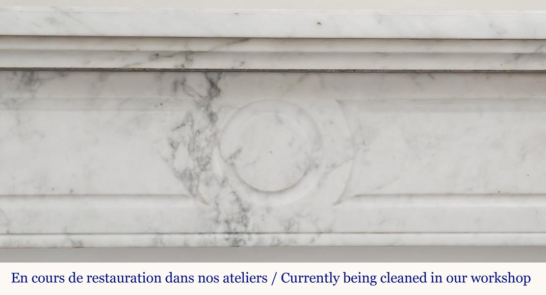 Cheminée de style Louis XVI mouluré, en marbre Arabescato-1