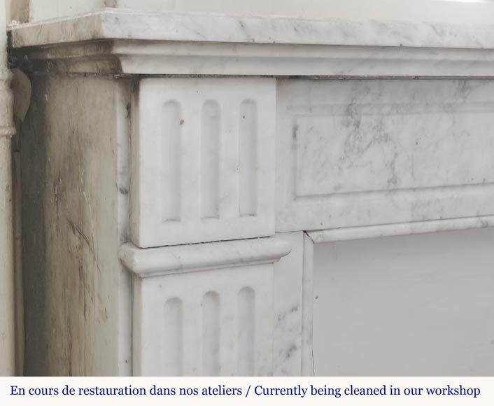 Cheminée de style Louis XVI mouluré, en marbre Arabescato-3