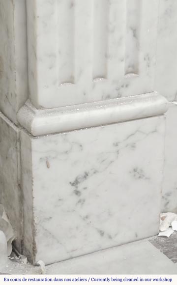 Cheminée de style Louis XVI mouluré, en marbre Arabescato-4