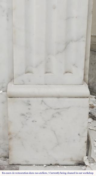 Cheminée de style Louis XVI mouluré, en marbre Arabescato-7