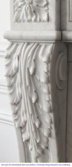 Cheminée de style Louis XVI à feuille d'acanthe, en marbre de Carrare-4