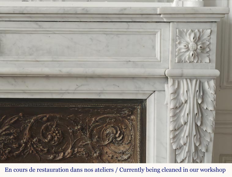 Cheminée de style Louis XVI à feuille d'acanthe, en marbre de Carrare-7