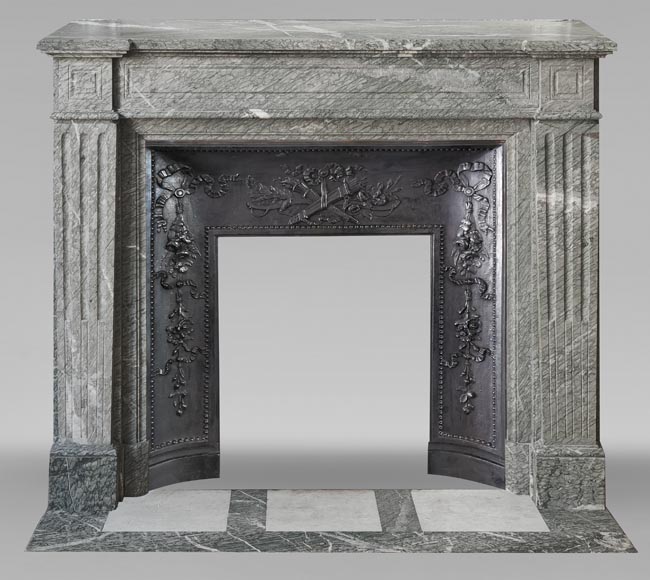 Cheminée de style Louis XVI au décor mouluré, en marbre Campan vert-0
