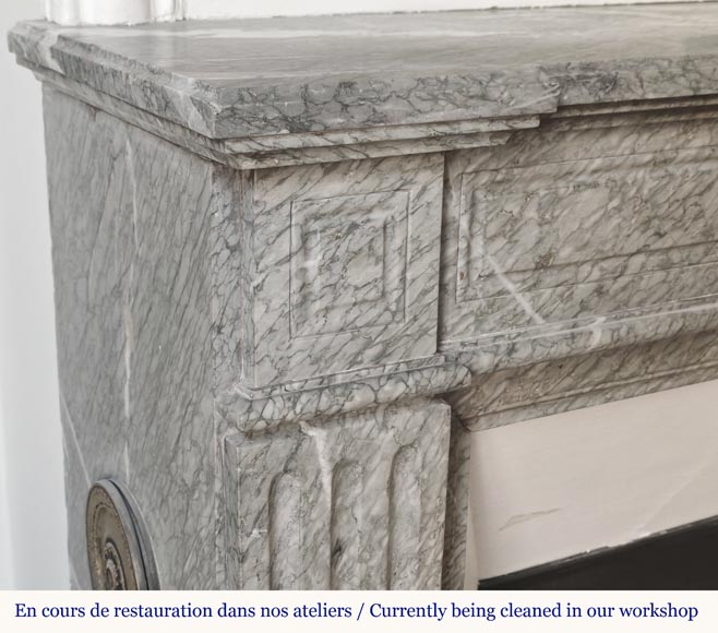 Cheminée de style Louis XVI au décor mouluré, en marbre Campan vert-3