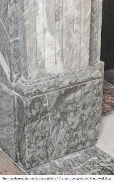 Cheminée de style Louis XVI au décor mouluré, en marbre Campan vert-4