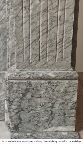 Cheminée de style Louis XVI au décor mouluré, en marbre Campan vert-6