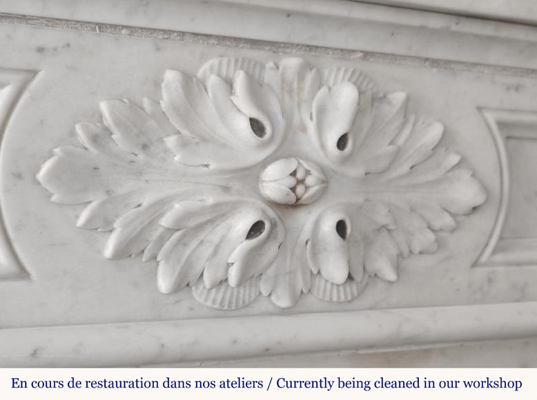 Cheminée de style Louis XVI à feuille d'acanthe, sculptée en marbre de Carrare-2