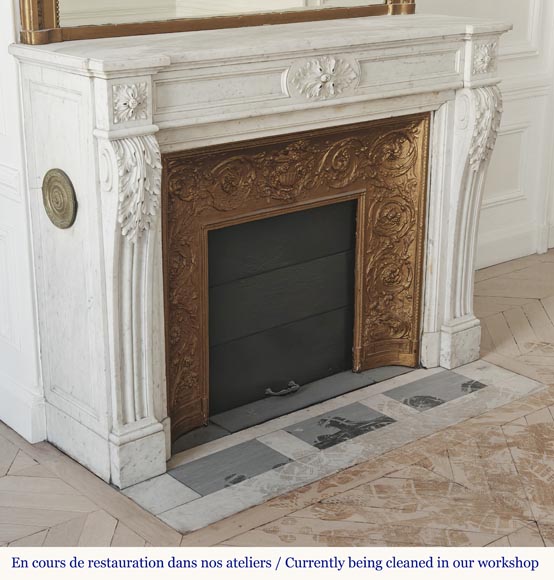 Cheminée de style Louis XVI à feuille d'acanthe, sculptée en marbre de Carrare-3